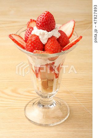 苺パフェ 47827893