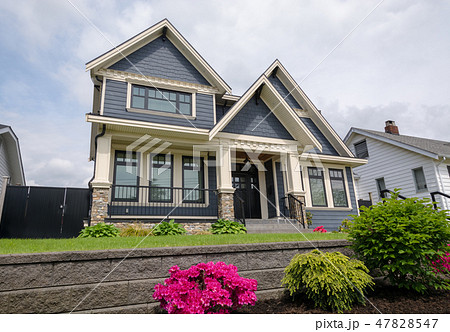 Luxury residential house with front yard over land terraces Luxury residential house with front yard over land terraces 47828547
