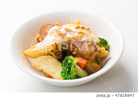 ソーセージとフライドポテトの料理 47828947