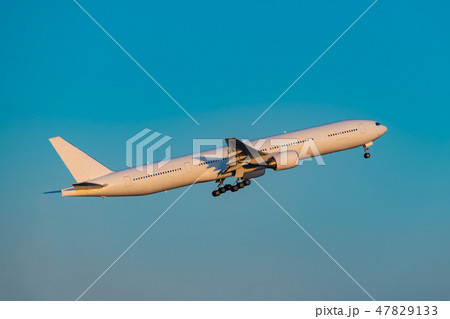 夕暮れの飛行機離陸シーン 47829133