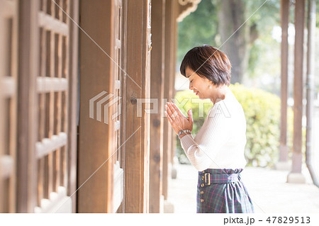 外人旅行者向けの神社参拝、お参りマニュアル(二礼二拍手一礼編)です 外人旅行者向けの神社参拝、お参りマニュアル(二礼二拍手一礼編)です 47829513