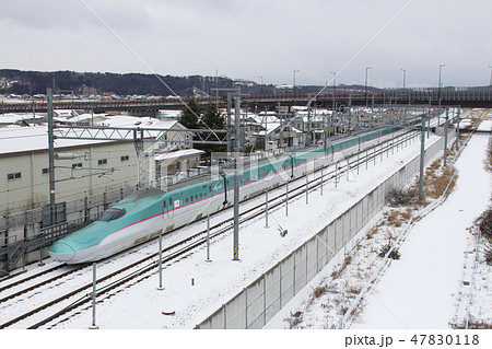 冬の八戸市街を行く、東北新幹線E5系 47830118