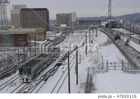 八戸駅と青い森鉄道線703系電車 47830119