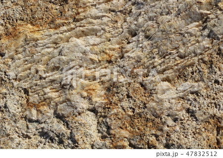 荒い岩肌 47832512