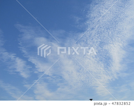 冬の青空と白い雲 47832852