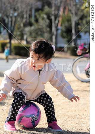 ボール遊びをする女の子の写真素材