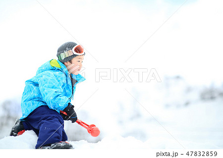 雪を楽しむ子供 47832859