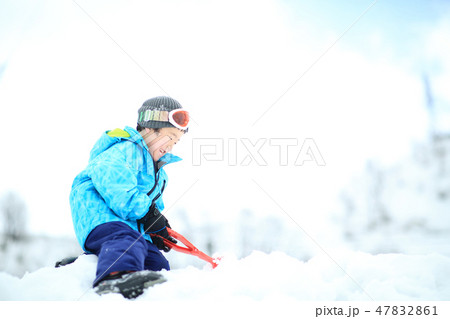 雪を楽しむ子供 47832861