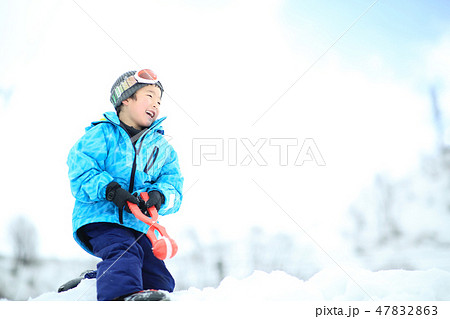 雪を楽しむ子供 雪を楽しむ子供 47832863
