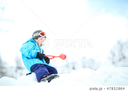 雪を楽しむ子供 雪を楽しむ子供 47832864