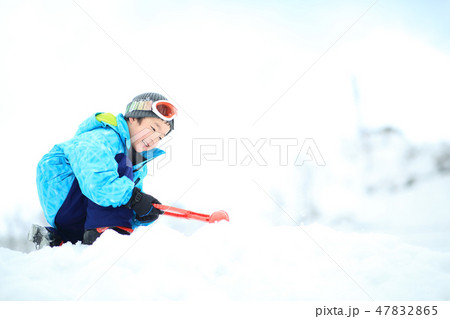 雪を楽しむ子供 雪を楽しむ子供 47832865