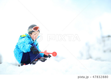 雪を楽しむ子供 雪を楽しむ子供 47832880
