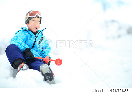 雪を楽しむ子供 47832883