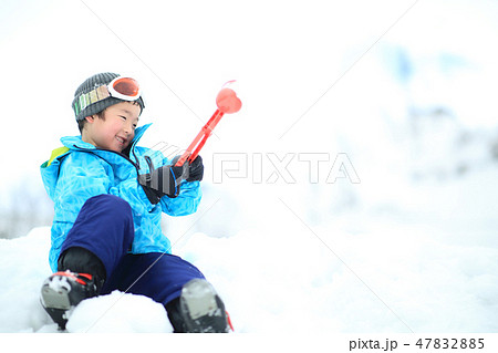 雪を楽しむ子供 雪を楽しむ子供 47832885