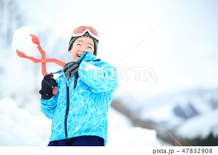 雪を楽しむ子供 雪を楽しむ子供 47832908
