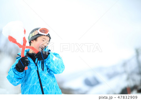 雪を楽しむ子供 雪を楽しむ子供 47832909