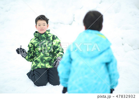 雪を楽しむ子供達 雪を楽しむ子供達 47832932