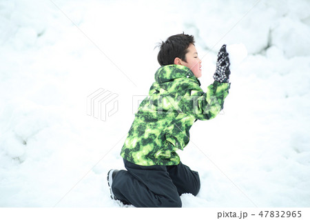 雪を楽しむ子供 雪を楽しむ子供 47832965