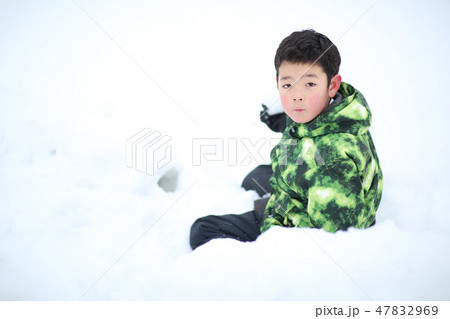 雪を楽しむ子供 雪を楽しむ子供 47832969