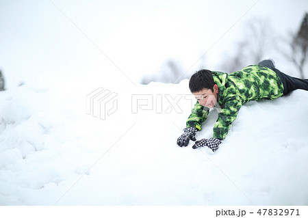 雪を楽しむ子供 雪を楽しむ子供 47832971