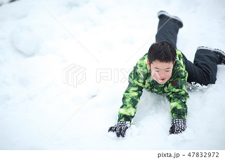 雪を楽しむ子供 雪を楽しむ子供 47832972