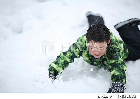 雪を楽しむ子供 雪を楽しむ子供 47832973