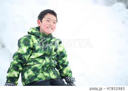 雪を楽しむ子供 雪を楽しむ子供 47832983
