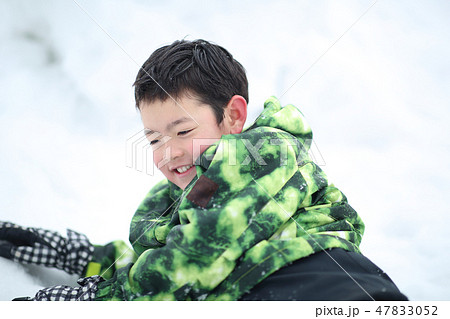 雪を楽しむ子供 雪を楽しむ子供 47833052