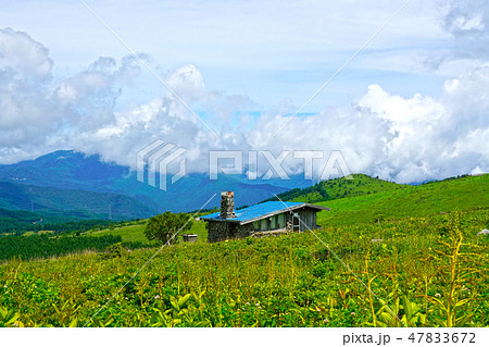 霧ヶ峰、肩の小屋のある風景 霧ヶ峰、肩の小屋のある風景 47833672