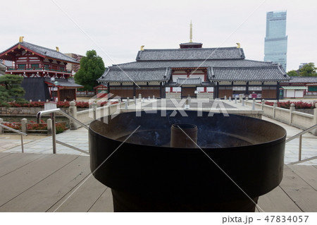 大阪、四天王寺の六時堂の香炉と御供所、太鼓楼、石舞台、あべのハルカスが見える風景です 47834057