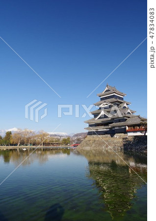 信州　国宝　冬の松本城　冠雪の北アルプスと　戦国時代建造の天守閣　松本観光の中心 47834083