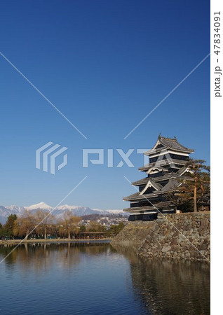 信州 国宝 冬の松本城 冠雪の北アルプスと 戦国時代建造の天守閣 松本観光の中心 信州 国宝 冬の松本城 冠雪の北アルプスと 戦国時代建造の天守閣 松本観光の中心 47834091