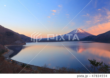 山梨県 本栖湖逆さ富士の夜景の写真素材