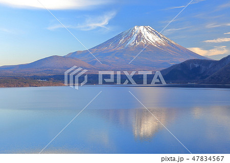 山梨県 本栖湖逆さ富士の夜景の写真素材