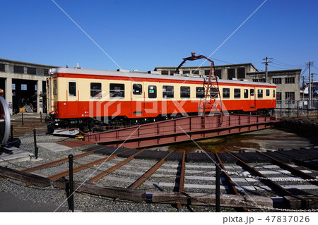 旧津山扇形機関車庫前の転車台に載るキハ52気動車 旧津山扇形機関車庫前の転車台に載るキハ52気動車 47837026
