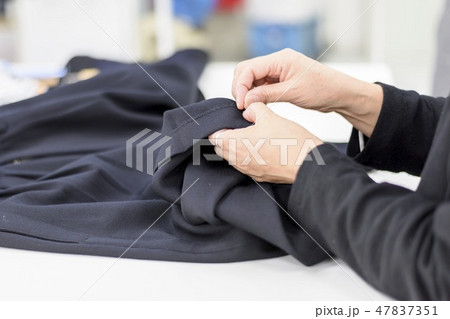 ソーイング　ボタンをつける女性 47837351