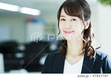 ビジネス　オフィス　女性　ビジネスウーマン 47837797