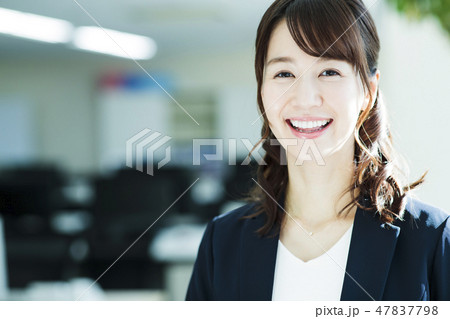 ビジネス オフィス 女性 ビジネスウーマン ビジネス オフィス 女性 ビジネスウーマン 47837798