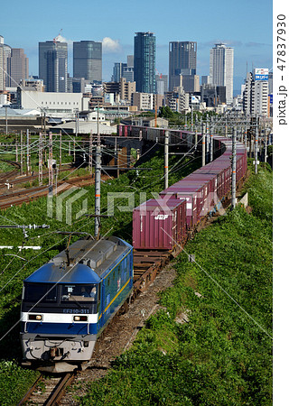 都会のオアシスを行くEF210貨物列車 47837930