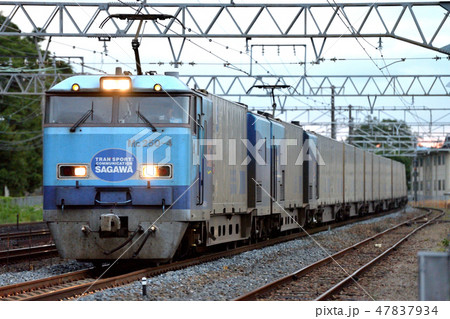 早朝の東海道線を走るM250系SRCスーパーレールカーゴ 47837934