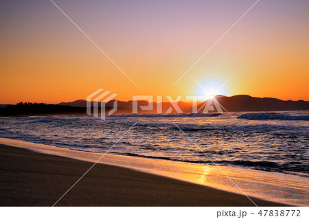 京丹後　網野町　夕日ヶ浦の夕焼け 47838772