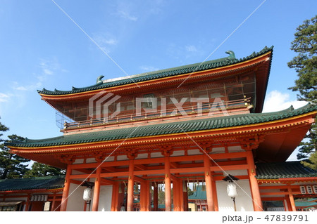 京都、平安神宮の応天門と青空の景観です 47839791