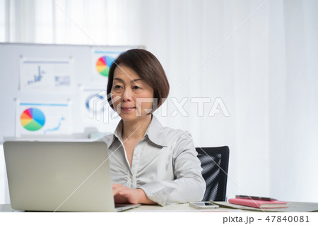 女性 ビジネス グラフ 女性 ビジネス グラフ 47840081
