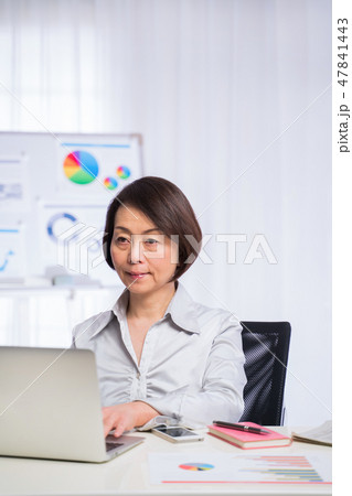 女性 ビジネス グラフ 女性 ビジネス グラフ 47841443