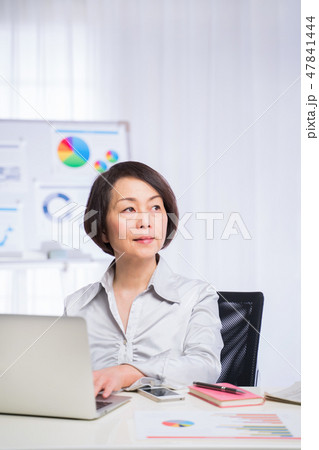女性 ビジネス グラフ 女性 ビジネス グラフ 47841444