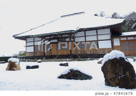 滋賀県彦根市の天寧寺、法堂と羅漢石庭の雪景色です 滋賀県彦根市の天寧寺、法堂と羅漢石庭の雪景色です 47841679