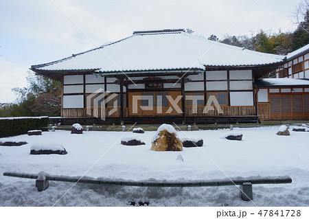 滋賀県彦根市の天寧寺にある法堂と羅漢石庭の雪景色です 滋賀県彦根市の天寧寺にある法堂と羅漢石庭の雪景色です 47841728