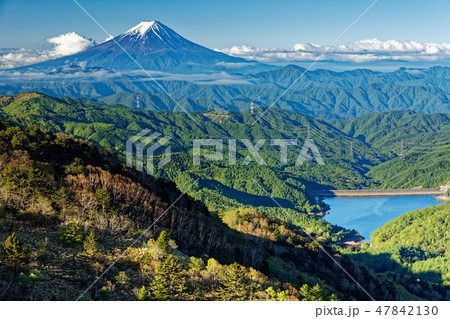 大菩薩峠稜線から見る富士山と大菩薩湖 47842130