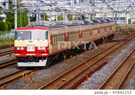 上野へ回送される185系・国鉄色（あまぎ色） 47842152