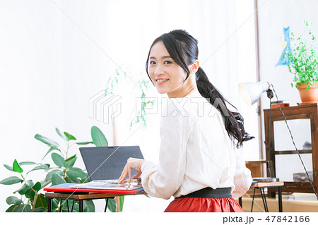 ビジネス　20代女性　おしゃれ　カジュアル 47842166